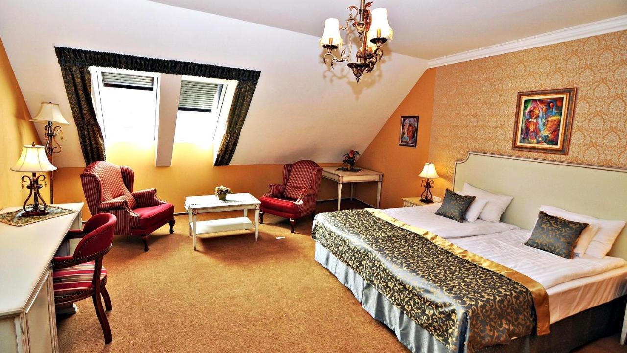 Hotel Villa Classica Papa Exterior photo