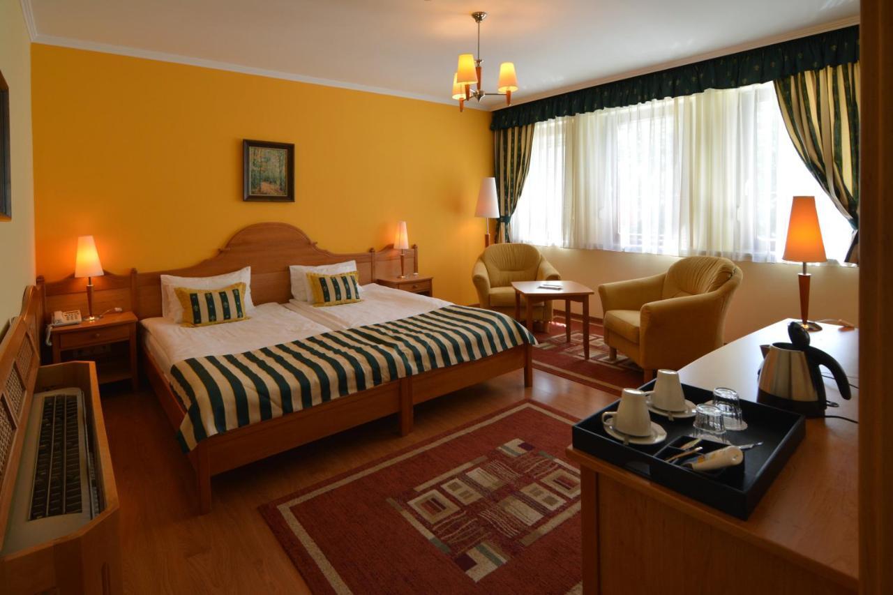 Hotel Villa Classica Papa Exterior photo